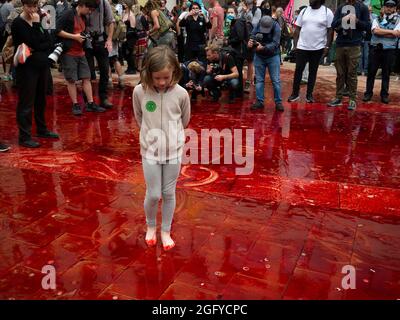 Extinction Rebellion Protest Freitag, 27. August 2021, London, Großbritannien. Kind, das in gefälschtem Blut auf dem Pamernoster-Platz vor der Londoner Börse läuft. Stockfoto