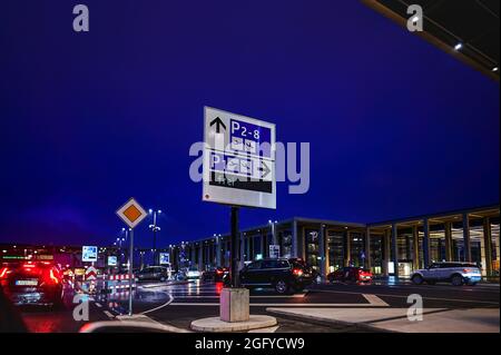 Schönefeld, 27. August 2021: Nachtaufnahme des Ausgangs der Parkzone „Kiss and Fly“ am Flughafen BER Berlin-Brandenburg. Stockfoto