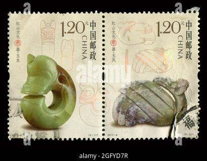 2 STÜCK SET Briefmarken gedruckt in China zeigt Bild des 2 STÜCK SET Hongshan Culture Jade 2017, um 2017. Stockfoto
