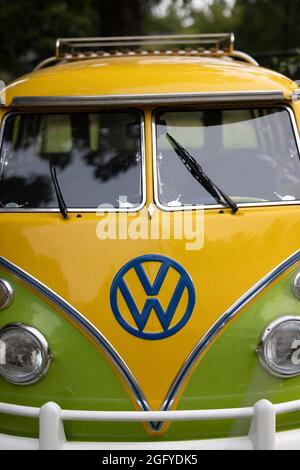 21-08-2021 Brasschaat, Antwerpen, Belgien die Vorderseite eines grünen und gelben Vintage VW oder Vokswagen in den Farben Brasiliens oder Reggae. Hochwertige Fotos Stockfoto