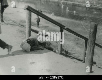 Die Toten, die während des Holomodors auf den Straßen lagen, machte der Mann 1933-1934 in der Ukraine eine Hungersnot Stockfoto