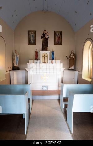 Kapelle des heiligen Antonius von Padua Interior, Winneshiek County, Iowa. Die kleinste Kirche der Welt, 14x20 Fuß, erbaut 1885. Stockfoto