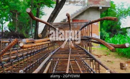 Rostige Metallverdrahtung wird auf dem Boden des im Bau befindlichen Hauses verlegt. Vorbereitung für die Errichtung eines Gebäudes. Stockfoto