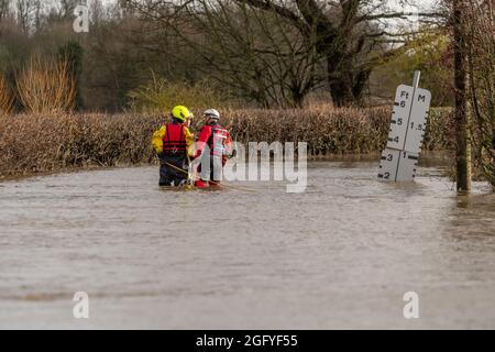 Feuerwehrleute versuchen, gestrandete Autofahrer in der Nähe des Flusses Ouse in Barcombe Mills, East Sussex, Großbritannien, zu erreichen Stockfoto