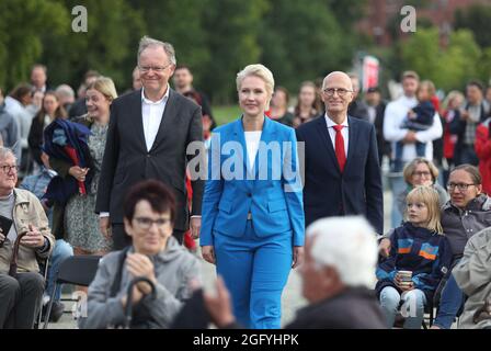 Schwerin, Deutschland. August 2021. Niedersachsens Ministerpräsident Stephan weil (SPD, l-r), die Spitzenkandidatin Manuela Schwesig (SPD) und Hamburgs Bürgermeister Peter Tschentscher (SPD) auf dem Weg auf die Bühne. Quelle: Danny Gohlke/dpa/Alamy Live News Stockfoto