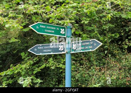 Ein öffentlicher Metallpfadschild mit öffentlichen Wanderwegen nach Stanshope, Milldale und Dovedale, Staffordshire, England, Großbritannien Stockfoto