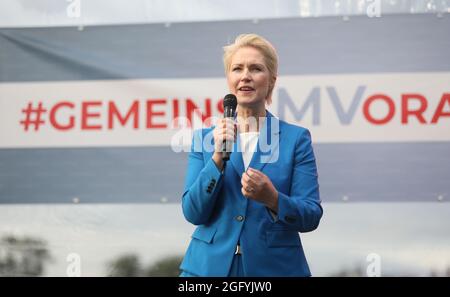 Schwerin, Deutschland. August 2021. Manuela Schwesig, Ministerpräsidentin und SPD-Spitzenkandidatin für Mecklenburg-Vorpommern, spricht während der Wahlkampfveranstaltung vor dem Publikum. Quelle: Danny Gohlke/dpa/Alamy Live News Stockfoto