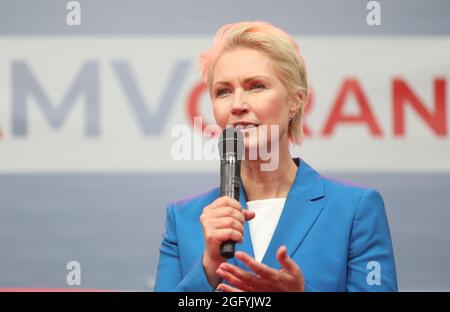 Schwerin, Deutschland. August 2021. Manuela Schwesig, Ministerpräsidentin und SPD-Spitzenkandidatin für Mecklenburg-Vorpommern, spricht während der Wahlkampfveranstaltung vor dem Publikum. Quelle: Danny Gohlke/dpa/Alamy Live News Stockfoto