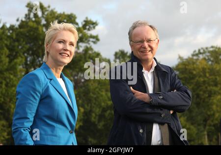 Schwerin, Deutschland. August 2021. Manuela Schwesig, Ministerpräsidentin und SPD-Spitzenkandidaten für Mecklenburg-Vorpommern, und Niedersachsens Ministerpräsident Stephan weil (SPD) während der Wahlkampfveranstaltung. Quelle: Danny Gohlke/dpa/Alamy Live News Stockfoto