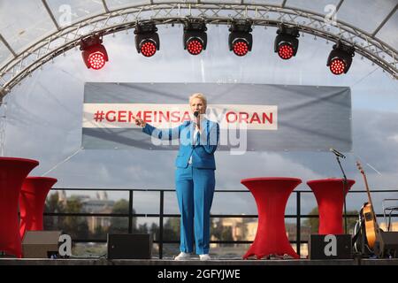 Schwerin, Deutschland. August 2021. Manuela Schwesig, Ministerpräsidentin und SPD-Spitzenkandidatin für Mecklenburg-Vorpommern, spricht während der Wahlkampfveranstaltung vor dem Publikum. Quelle: Danny Gohlke/dpa/Alamy Live News Stockfoto