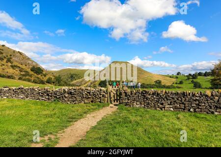 Thorpe Cloud, ein isolierter Kalksteinhügel, am südlichen Ende von Dovedale an der Grenze zwischen Staffordshire und Derbyshire, England, Großbritannien Stockfoto