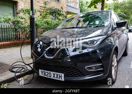 August 2021. London, Großbritannien. Ein Renault-Elektroauto wird in eine Straßenlaterne gepuppt. Quelle: James Holyoak/Alamy Stockfoto