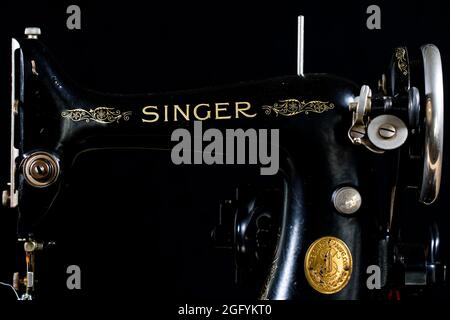 Singer 99k Vintage Nähmaschine. Klassische tragbare Nähmaschine aus nächster Nähe. Stockfoto