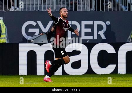 Sandhausen, Deutschland. August 2021. Fußball: 2. Bundesliga, SV Sandhausen - FC Ingolstadt 04, Matchday 5, Hardtwaldstadion. Ingolstadts Torschütze Fatih Kaya feiert das Tor 0:2. Quelle: Uwe Anspach/dpa - WICHTIGER HINWEIS: Gemäß den Bestimmungen der DFL Deutsche Fußball Liga und/oder des DFB Deutscher Fußball-Bund ist es untersagt, im Stadion und/oder vom Spiel aufgenommene Fotos in Form von Sequenzbildern und/oder videoähnlichen Fotoserien zu verwenden oder zu verwenden./dpa/Alamy Live News Stockfoto