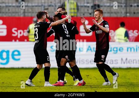 Sandhausen, Deutschland. August 2021. Fußball: 2. Bundesliga, SV Sandhausen - FC Ingolstadt 04, Matchday 5, Hardtwaldstadion. Ingolstadts Torschütze Fatih Kaya (Mitte) feiert mit seinen Teamkollegen nach dem Tor 0:2. Quelle: Uwe Anspach/dpa - WICHTIGER HINWEIS: Gemäß den Bestimmungen der DFL Deutsche Fußball Liga und/oder des DFB Deutscher Fußball-Bund ist es untersagt, im Stadion und/oder vom Spiel aufgenommene Fotos in Form von Sequenzbildern und/oder videoähnlichen Fotoserien zu verwenden oder zu verwenden./dpa/Alamy Live News Stockfoto