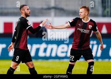 Sandhausen, Deutschland. August 2021. Fußball: 2. Bundesliga, SV Sandhausen - FC Ingolstadt 04, Matchday 5, Hardtwaldstadion. Ingolstadts Torschütze Fatih Kaya (l) feiert mit Ingolstadts Christian Gebauer nach dem Tor 0:2. Quelle: Uwe Anspach/dpa - WICHTIGER HINWEIS: Gemäß den Bestimmungen der DFL Deutsche Fußball Liga und/oder des DFB Deutscher Fußball-Bund ist es untersagt, im Stadion und/oder vom Spiel aufgenommene Fotos in Form von Sequenzbildern und/oder videoähnlichen Fotoserien zu verwenden oder zu verwenden./dpa/Alamy Live News Stockfoto