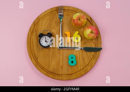 Intermittierendes Fasten 16:8 Uhr. Beliebter Gesundheits- und Fitness-Trend. Flach liegend. Gesunde Ernährung, Gewichtsverlust Stockfoto