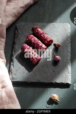 Granatapfel erfreuen sich an getrockneten Rosenblüten Stockfoto