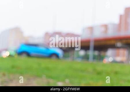 Verwaiste Ansichten der Straßen auf der Straße mit Autos und Verkehr in der Stadt. Wolkiger Tag Stockfoto