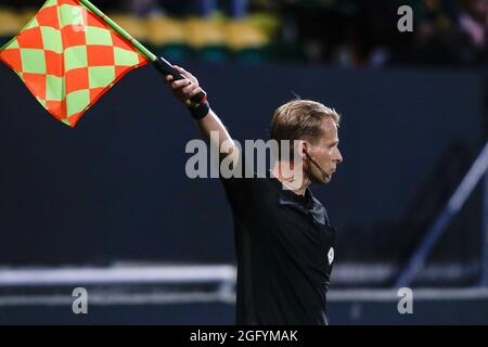 27-08-2021: SITTARD - Eredivisie 2021 / 2022. Fortuna Sittard / RKC Waalwijk - Niederländische Eredivisie. Assistent Referee Richard Brondijk. Stockfoto