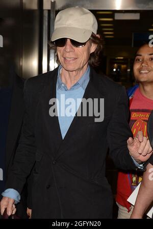 MIAMI, FL - 17. MÄRZ: (EXKLUSIVE BERICHTERSTATTUNG) der Rolling Stones-Sänger Mick Jagger wird am Miami International Airport gesichtet. Sir Michael Philip 'Mick' Jagger (geboren am 26. Juli 1943) OBE ist ein englischer Musiker, Sänger, Songwriter und Schauspieler, am besten bekannt als Leadsänger und Gründungsmitglied der Rolling Stones. Am 17. März 2013 in Miami, Florida. Personen: Mick Jagger Stockfoto