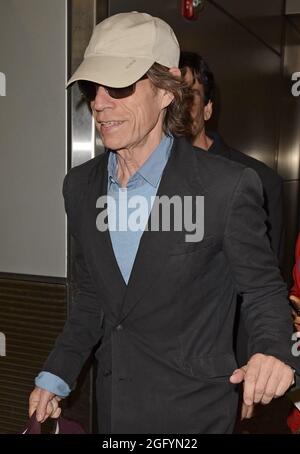 Miami, Vereinigte Staaten Von Amerika. März 2013. MIAMI, FL - 17. MÄRZ: (EXKLUSIVE BERICHTERSTATTUNG) der Rolling Stones-Sänger Mick Jagger wird am Miami International Airport gesichtet. Sir Michael Philip 'Mick' Jagger (geboren am 26. Juli 1943) OBE ist ein englischer Musiker, Sänger, Songwriter und Schauspieler, am besten bekannt als Leadsänger und Gründungsmitglied der Rolling Stones. Am 17. März 2013 in Miami, Florida. Personen: Mick Jagger Kredit: Storms Media Group/Alamy Live News Stockfoto