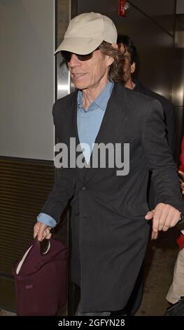 Miami, Vereinigte Staaten Von Amerika. März 2013. MIAMI, FL - 17. MÄRZ: (EXKLUSIVE BERICHTERSTATTUNG) der Rolling Stones-Sänger Mick Jagger wird am Miami International Airport gesichtet. Sir Michael Philip 'Mick' Jagger (geboren am 26. Juli 1943) OBE ist ein englischer Musiker, Sänger, Songwriter und Schauspieler, am besten bekannt als Leadsänger und Gründungsmitglied der Rolling Stones. Am 17. März 2013 in Miami, Florida. Personen: Mick Jagger Kredit: Storms Media Group/Alamy Live News Stockfoto