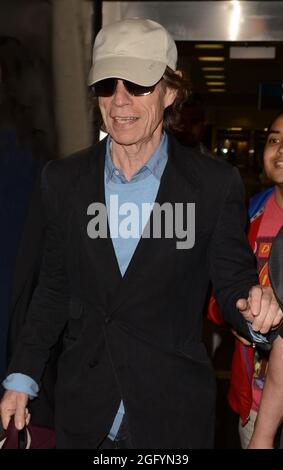 MIAMI, FL - 17. MÄRZ: (EXKLUSIVE BERICHTERSTATTUNG) der Rolling Stones-Sänger Mick Jagger wird am Miami International Airport gesichtet. Sir Michael Philip 'Mick' Jagger (geboren am 26. Juli 1943) OBE ist ein englischer Musiker, Sänger, Songwriter und Schauspieler, am besten bekannt als Leadsänger und Gründungsmitglied der Rolling Stones. Am 17. März 2013 in Miami, Florida. Personen: Mick Jagger Stockfoto