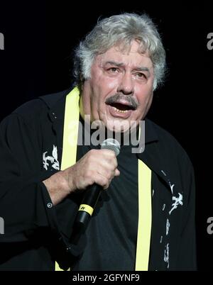 Holmdel, NJ, USA. August 2021. Tony Orlando tritt beim Treffen von Cousin Brucie im Palisades Park im PNC Bank Arts Center auf. 26. August 2021. Quelle: John Barrett/Phot Olink/Media Punch/Alamy Live News Stockfoto