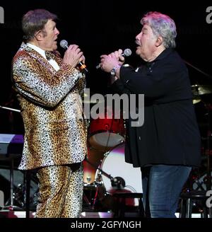 Holmdel, NJ, USA. August 2021. Bruce Morrow und Tony Orlando treten beim Treffen von Cousin Brucie im Palisades Park im PNC Bank Arts Center auf. 26. August 2021. Quelle: John Barrett/Phot Olink/Media Punch/Alamy Live News Stockfoto