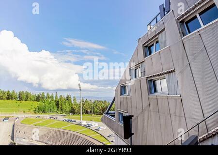 Moderne Architektur der Holmenkollbakken-Schanze in Oslo Stockfoto