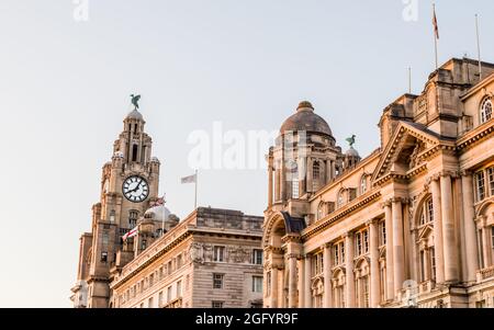 Die drei Grazien (bestehend aus dem Royal Liver Building, dem Cunard Building und dem Port of Liverpool Building) füllen dieses Panorama auf dem Liverpool aus mehreren Bildern Stockfoto