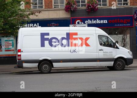 High Wycombe, Buckinghamshire, Großbritannien. August 2021. Ein FedEx-Van auf einem Job. Einige Kurierunternehmen berichten von einem Mangel an Fahrern. Quelle: Maureen McLean/Alamy Stockfoto