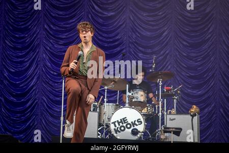 The Kooks beim Victorious Festival 2021, Southsea Common, Portsmouth, Hampshire, Großbritannien 27 Aug 2021. Kredit: Charlie Raven/Alamy Live Nachrichten Stockfoto