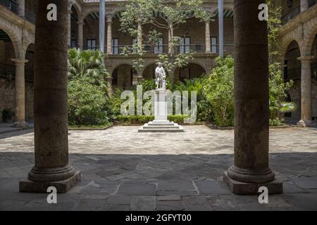 Statue von Christoph Kolumbus im Innenhof des Generaloberpalastes der Kapitäne in Kuba Stockfoto