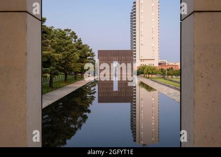 Oklahoma City National Memorial, Oklahoma, USA. Blick durch das Eingangstor von 9:01 auf das Tor von 9:03. Stockfoto