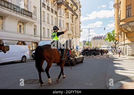 Pferdepolizei mit schwedischer Armee-Band auf der Straße in Stockholm Stockfoto