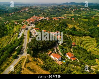 Das Stadtbild von Smartno und Goriska Brda, eine berühmte Weinregion Sloweniens in der Nähe von Italien. Drone Aerial View. Stockfoto