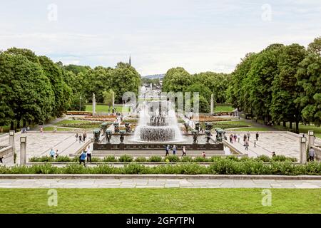 Grüne Pflanzen mit Springbrunnen im Frogner Park in Oslo Stockfoto