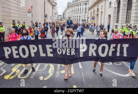 London, Großbritannien. August 2021. Die Demonstranten der Extinction Rebellion marschieren an der Bank of England vorbei, einem Teil ihres Blutgeldes, der die City of London anvisiert. (Kredit: Vuk Valcic / Alamy Live News) Stockfoto