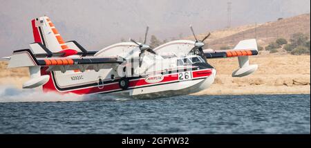 Aero Flite CL-415 Scooper 261 und 262 holt Wasser am Lake Isabella und tritt am Sonntag, den 21. August 2016, beim Cedar Fire im Sequoia National Forest in der Nähe von Kernville, CA, in den Kampf ein. Das Wasser füllt die Tanks an Bord und entleert sich dann auf die gewünschten Bereiche. USDA Foto von Lance Cheung. Stockfoto