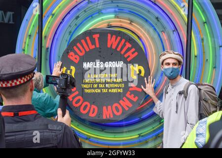 London, Großbritannien. August 2021. Die Demonstranten der Extinction Rebellion kleben sich an die Büros der Maples Group, einen Teil ihres Blutgeldes, der die City of London anvisiert. (Kredit: Vuk Valcic / Alamy Live News) Stockfoto