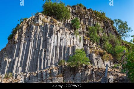 Kula Basalt Säulen Panoramablick.Es Säulen, wurde in der ersten Phase des Lavastroms namens 'Burgas Vulkanit' gebildet. Kula, Manisa, Türkei Stockfoto