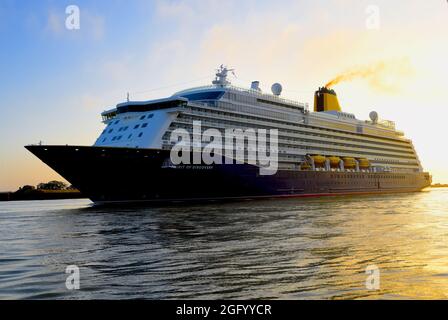 27/08/2021. Tilbury UK. Das Saga-Schiff Spirit of Discovery kehrt zum internationalen Kreuzfahrthafen von London auf der Themse zurück. Stockfoto