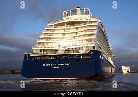 27/08/2021. Tilbury UK. Das Saga-Schiff Spirit of Discovery kehrt zum internationalen Kreuzfahrthafen von London auf der Themse zurück. Stockfoto