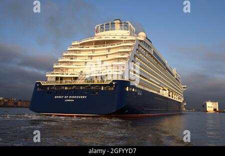 27/08/2021. Tilbury UK. Das Saga-Schiff Spirit of Discovery kehrt zum internationalen Kreuzfahrthafen von London auf der Themse zurück. Stockfoto