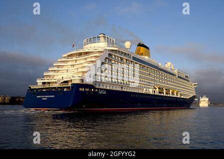 27/08/2021. Tilbury UK. Das Saga-Schiff Spirit of Discovery kehrt zum internationalen Kreuzfahrthafen von London auf der Themse zurück. Stockfoto