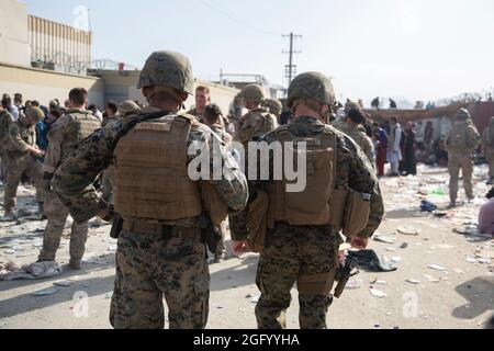 Kabul, Afghanistan. August 2021. US-Marineinfanteristen halten als Brig an der Sicherheit fest. General Farrell Sullivan, der Kommandeur der amphibischen Marineinfanteriebrigade 5, 1/5. Marine Expeditionary Brigade, sieht die Lage am Hamid Karzai International Airport am 24. August 2021 in Kabul, Afghanistan. US-Streitkräfte und alliierte Streitkräfte evakuieren weiterhin Bürger und Inhaber von Visa für besondere Zwecke im Rahmen der Operation Allies Refuge. Quelle: Planetpix/Alamy Live News Stockfoto