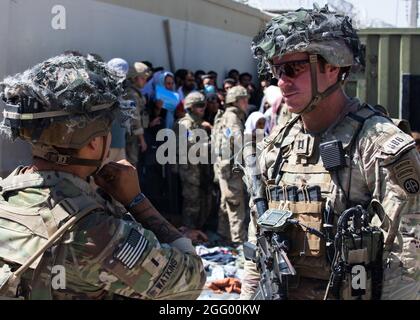 Fallschirmjäger, die dem Kampfteam der 1. Brigade, der 82. Luftlandedivision, zugewiesen sind, diskutieren über die bevorstehenden Operationen am Hamid Karzai International Airport in Kabul, Afghanistan, 25. August 2021. Die 82. ABN. Div. Unterstützt weiterhin die sichere Evakuierung von US-Bürgern, Visa für Sondereinwanderer und anderen gefährdeten Afghanen aus Afghanistan so schnell und sicher wie möglich. (USA Foto der Armee) Stockfoto