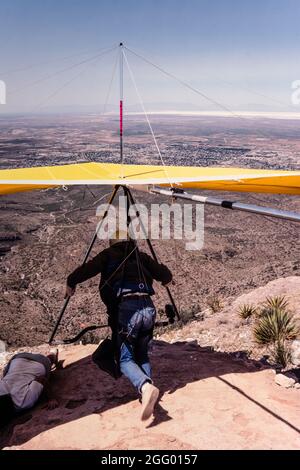 Ein Drachenflieger-Pilot startet von der Startrampe auf Horse Ridge am Dry Canyon in der Nähe von Alamogordo, New Mexico. In der Ferne ist White Sands National Stockfoto